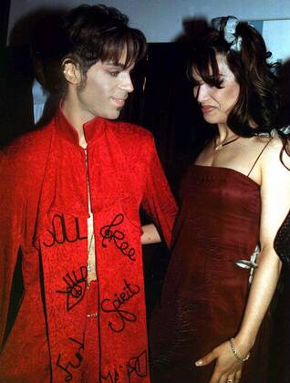 Sänger Prince mit seiner Ehefrau und Schauspielerin Mayte Garcia (beide USA) in New York -  (nyp2000051799)