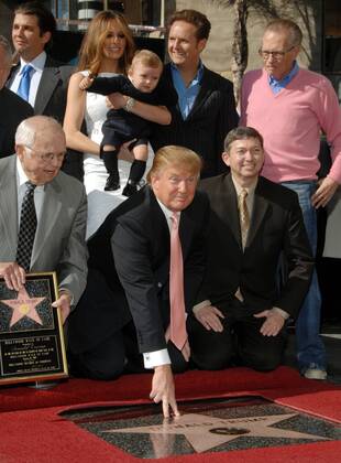 Donald Trump (Mitte, USA Chairman Donald J. Trump Foundation) vor seiner Frau Melania Knauss Trump (SLO Model) und Sohn Barron anlässlich seiner Ehrung mit einem Stern auf dem Hollywood Walk of Fame in Los Angeles - (LAP2007011604)