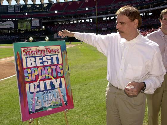 Künstler Peter Max (USA) betrachtet sein letztes Werk  (slp2000092102)