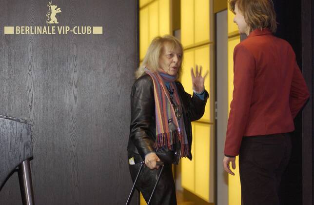 Fotografin Erika Rabau (li., GER Berlinale-Jurymitglied) grüßt nach ihrer Ankunft im Berlinale VIP-Club am Rande der 57. Internationalen Filmfestspiele in Berlin