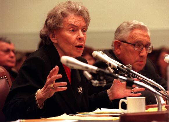 Jeane Kirkpatrick und Henry A. Kissinger (beide USA) anlässlich einer Anhörung in Washington D.C. -  (WAP99031001)