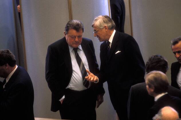 Franz Josef Strauß (li., Deutschland CSU Ministerpräsident Bayern) im Gespräch mit Postminister Christian Schwarz-Schilling (Deutschland CDU) im Bonner Bundestag