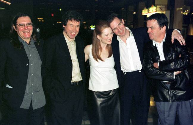 V.l.n.r. Produzent Stephen Woolley, Schauspieler Stephen Rea (IRL), Schauspielerin Julianne Moore (USA), Schauspieler Ralph Fiennes (GBR) und Regisseur Neil Jordan anlässlich der Premier des Films - The End of the Affair - in Los Angeles -  LAP99120201