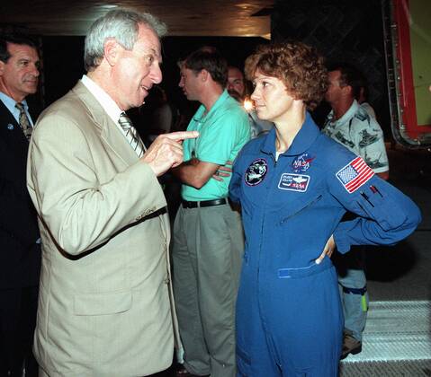 Astronautin Eileen Collins (USA) mit Daniel Goldin (USA Nasa Administrator) nach der Mission STS 93 in Cape Canaveral -  - KSC99072705