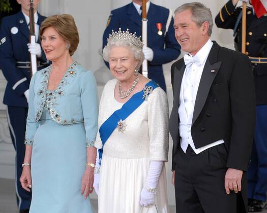 Präsident George W. Bush und seine Ehefrau Laura Bush (li., beide USA) mit Queen Elizabeth II. (GBR) anlässlich ihres Besuchs in Washington D.C. -  (wap2007050725)