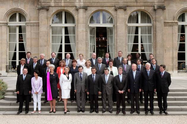 V.l.n.r.: Arbeitsminister Xavier Bertrand, Justizministerin Rachida Dati, Finanzministerin Christine Lagarde, Innenministerin Michele Alliot-Marie, Premierminister Francois Fillon, Präsident Nicolas Sarkozy, Umweltminister Jean-Louis Borloo, Außenminister Bernard Kouchner, Integrationsminister Brice Hortefeux, Landwirtschaftsminister Michel Barnier und Bildungsminister Xavier Darcos (alle FRA) während der Vorstellung des neuen französischen Kabinetts in Paris - 