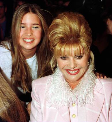 Ivana Trump (re., CSZ) und Tochter Ivanka (USA Tochter von Donald Trump) am Rande einer Modenschau in New York -  (NYP96032808)