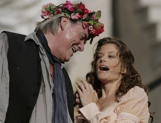 Sängerin Marie Bäumer (GER Buhlschaft) und Sänger Peter Simonischek (AUT Jedermann) während eines Pressetermins zu - Jedermann - anlässlich der Salzburger Festspiele 2007 in Salzburg 