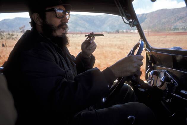 Präsident Fidel Castro (CUB) am Steuer seines Wagens während einer Fahrt durch das Land - Kuba