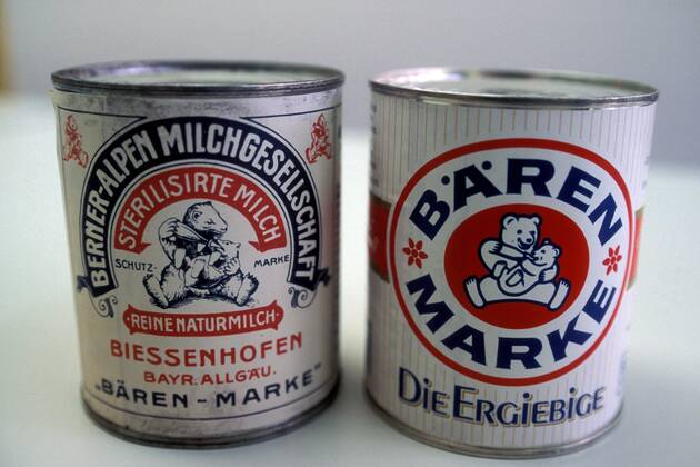 Dosen mit Kondensmilch der Marke Bärenmarke im Werk der Nestle SA in Weiding