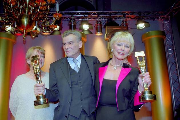Preisträger Schauspieler Elke Sommer (GER) und Horst Buchholz (GER) mit ihren Trophäen anlässlich des DIVA-Award