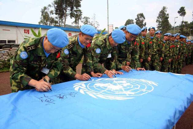 Soldaten der chinesischen UN-Friedenstruppe unterschreiben anlässlich des Internationalen Tag des Friedens in Bukavu auf einer Flagge der Vereinten Nationen - 