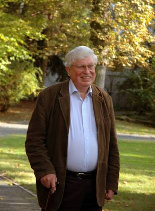 Chemiker Gerhard Ertl (li., GER) - frisch gekürter Nobelpreisträger für Chemie anlässlich einer Feier im Fritz-Haber-Institut in Berlin - 