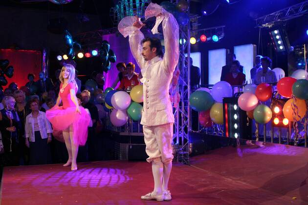 Kabarettistin Katrin Weber (GER) und Tänzer Andre Höhl (GER Deutsches Fernsehballett) während der MDR Silvester-Show 2007 - Ein Knaller kommt selten allein - in Dölzig