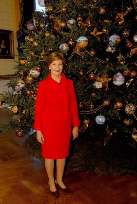First Lady Laura Bush (USA) vor dem geschmückten Weihnachtsbaum im Weißen Haus in Washington DC -  (WAP20071129715)