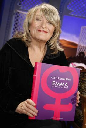 Journalistin Alice Schwarzer (GER) präsentiert ihr Buch - Emma: Die ersten 30 Jahre - in der ZDF-Sendung - Lesen - in Köln