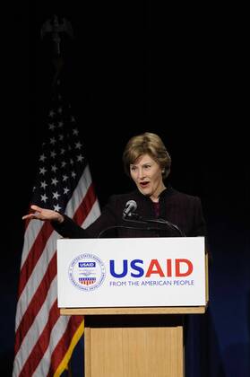 First Lady Laura Bush spricht während einer Zeremonie anlässlich des Internationalen Frauentages in Washington DC organisiert von der USAID - 