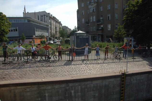 Demonstranten protestieren gegen die Fällung von Bäumen anlässlich der Demo - Menschenketten gegen Kettensägen - am Landwehrkanal in Berlin-Kreuzberg