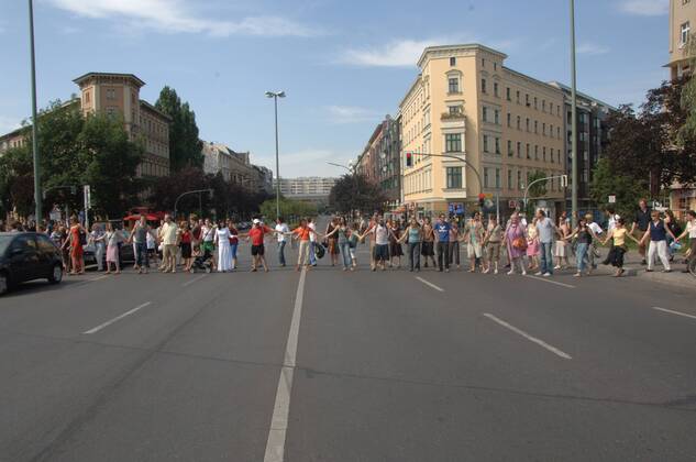 Demonstranten protestieren gegen die Fällung von Bäumen anlässlich der Demo - Menschenketten gegen Kettensägen - in Berlin-Kreuzberg