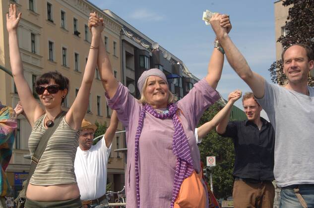 Demonstranten protestieren gegen die Fällung von Bäumen anlässlich der Demo - Menschenketten gegen Kettensägen - in Berlin-Kreuzberg