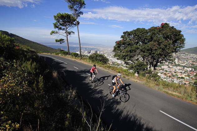 Radfahrer mit dem Tourenbike auf dem Signal Hill in Kapstadt