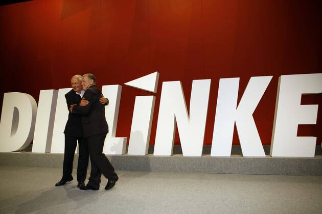 Lothar Bisky (Deutschland Die Linke Parteivorsitzender) und Oskar Lafontaine (li., Deutschland Fraktionsvorsitzender Die Linke) auf dem Gründungsparteitag der Linken in Berlin