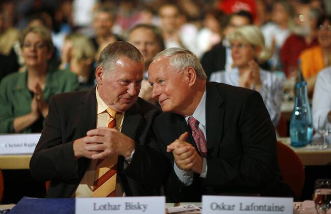 Lothar Bisky (li., Deutschland Die Linke Parteivorsitzender) und Oskar Lafontaine (Deutschland Fraktionsvorsitzender Die Linke) auf dem Gründungsparteitag der Linken in Berlin