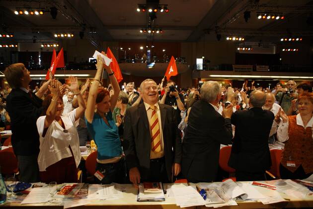 V.l.n.r.: Katja Kipping (Deutschland Die Linke Stellvertretende Bundesvorsitzende), Lothar Bisky (Deutschland Die Linke Parteivorsitzender), Oskar Lafontaine (Deutschland Fraktionsvorsitzender Die Linke), Gregor Gysi (Deutschland Fraktionsvorsitzender Die Linke) und Petra Pau (Deutschland Die Linke Vizepräsidentin Deutscher Bundestag) auf dem Gründungsparteitag der Linken in Berlin