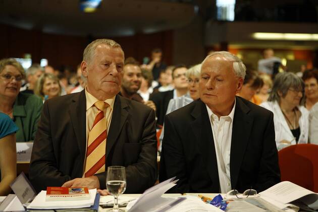 Lothar Bisky (li., Deutschland Die Linke Parteivorsitzender) und Oskar Lafontaine (Deutschland Fraktionsvorsitzender Die Linke) auf dem Gründungsparteitag der Linken in Berlin