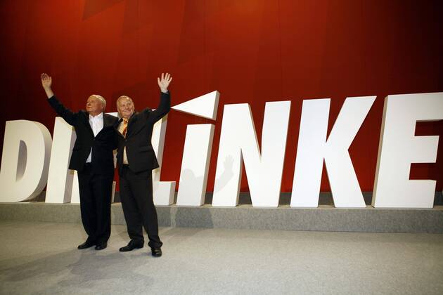 Oskar Lafontaine (Deutschland Fraktionsvorsitzender Die Linke) und Lothar Bisky (re., Deutschland Die Linke Parteivorsitzender) auf dem Gründungsparteitag der Linken in Berlin