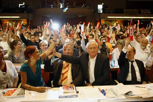 V.l.n.r.: Katja Kipping (Deutschland Die Linke Stellvertretende Bundesvorsitzende), Lothar Bisky (Deutschland Die Linke Parteivorsitzender), Oskar Lafontaine (Deutschland Fraktionsvorsitzender Die Linke) und Gregor Gysi (Deutschland Fraktionsvorsitzender Die Linke) auf dem Gründungsparteitag der Linken in Berlin
