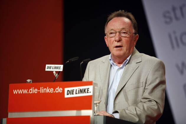 Schauspieler Peter Sodann spricht auf dem Gründungsparteitag der Linken in Berlin
