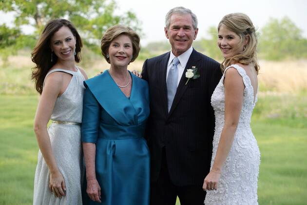Präsident George W. Bush (USA) mit Ehefrau Laura Bush und den Töchtern Jenna (re.) und Barbara (li.) anlässlich der Hochzeit von Jenna auf der Prairie Chapel Ranch in Crawford -  - WAX2008051103