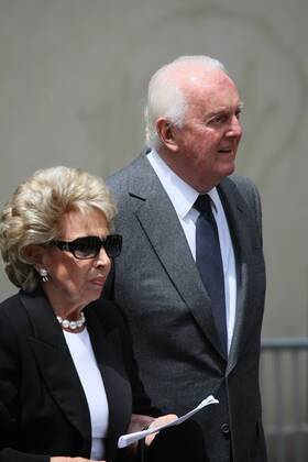 Designer Hubert de Givenchy anlässlich der Trauerfeier zum Tod des Modeschöpfers Yves Saint Laurent in Paris - 