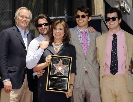 Schauspielerin Susan Saint James mit Ehemann Dick Ebersol (li.) und ihren Söhnen Harmony Lucas, Charlie Ebersol und Willie Ebersol anlässlich ihrer Ehrung mit einem Stern auf dem Walk of Fame in Los Angeles -  (LAP2008061122)