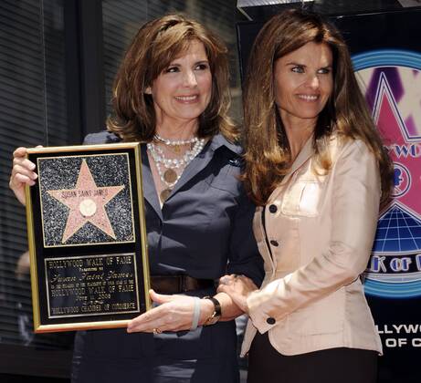Schauspielerin Susan Saint James (li.) mit Maria Shriver anlässlich ihrer Ehrung mit einem Stern auf dem Walk of Fame in Los Angeles -  (LAP2008061107)