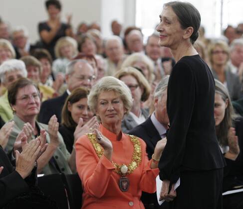 Choreographin Pina Bausch (re.) im Beisein von Petra Roth (Mitte Deutschland CDU Oberbürgermeisterin Frankfurt am Main) anlässlich ihrer Verleihung des Goethepreises in Frankfurt am Main