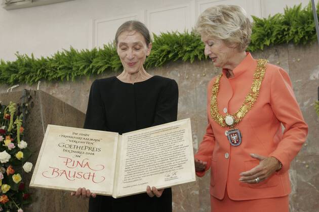 Preisträgerin Choreographin Pina Bausch (li.) und Petra Roth (Deutschland CDU Oberbürgermeisterin Frankfurt am Main) anlässlich der Verleihung des Goethepreises in Frankfurt am Main