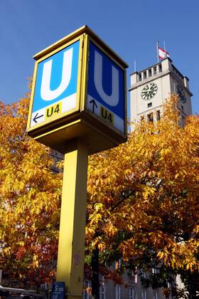 Schild zur U4 am Rathaus Schöneberg in Berlin