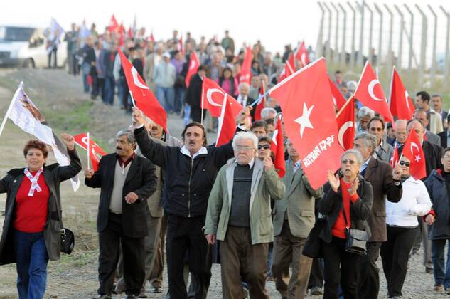 Demonstranten protestieren gegen die Gerichtsverhandlung angeblicher Terrorverdächtiger beim Ergenekon-Prozess in Silivri - Türkei -