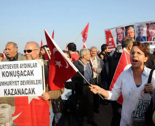 Demonstranten protestieren gegen die Gerichtsverhandlung angeblicher Terrorverdächtiger beim Ergenekon-Prozess in Silivri - Türkei -