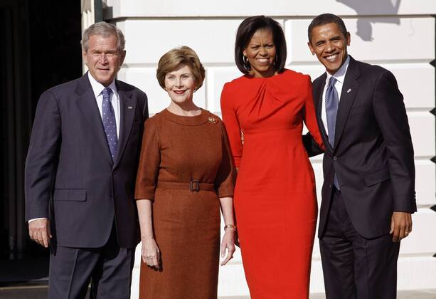 Präsident George W. Bush (li., USA) und First Lady Laura Bush (2.v.li.) empfangen Barack Obama (re., USA Demokraten) und dessen Frau Michelle Obama (2.v.re.) anlässlich eines Treffens im Weißen Haus in Washington DC -  (wap20081110307)