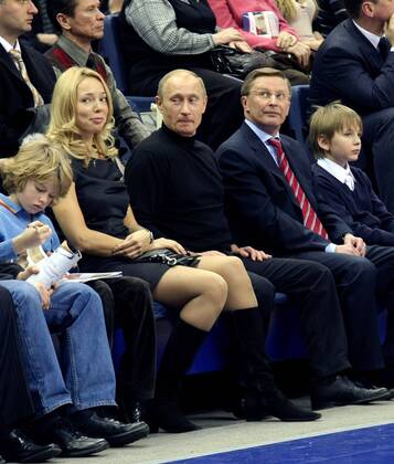 Wladimir Putin (Mitte, Russland Premierminister) in weiblicher Begleitung sowie Sergey Ivanov (Russland Vize-Premierminister) anlässlich eines Basketballspiels in Moskau - 