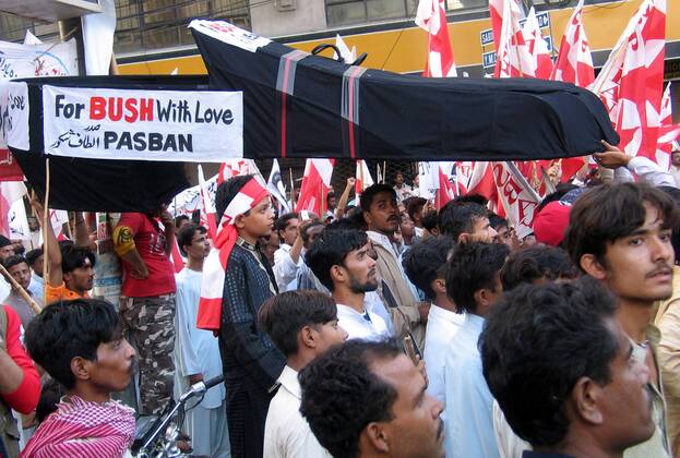 Demonstranten protestieren gegen das israelische Bombardement und israelfreundliche Politik der USA in Karachi - Pakistan -