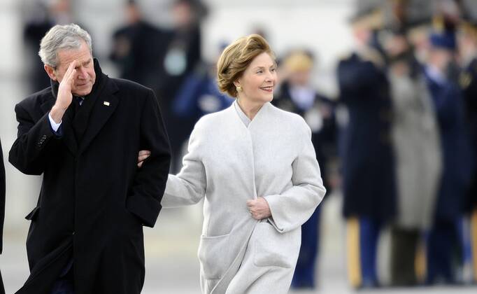George W. Bush (USA) und seine Ehefrau Laura bei ihrem Abgang nach der Vereidigung von Präsident Barack Obama in Washington D.C.  (WAX20090120295)