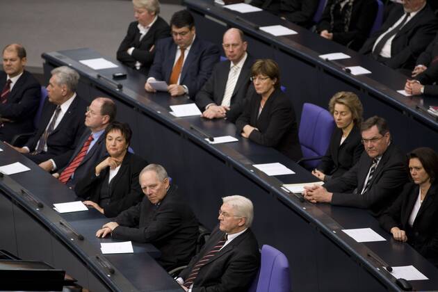 Kabinett gedenkt den Holocaustopfern - Erste Reihe - v.l.n.r. Arbeitsminister Olaf Scholz (Deutschland SPD), Wirtschaftsminister Michael Glos (Deutschland CSU), Finanzminister Peer Steinbrück (Deutschland SPD), Justizministerin Brigitte Zypries (Deutschland SPD), Innenminister Dr. Wolfgang Schäuble (Deutschland CDU) und Außenminister Frank-Walter Steinmeier (Deutschland SPD) - Hintere Reihe v.l.n.r. Bildungsministerin Annette Schavan (Deutschland CDU), Umweltminister Sigmar Gabriel (Deutschland SPD), Verkehrsminister Wolfgang Tiefensee (Deutschland SPD), Gesundheitsministerin Ulla Schmidt (Deutschland SPD), Familienministerin Ursula von der Leyen (Deutschland CDU), Verteidigungsminister Franz Josef Jung (Deutschland CDU) und Landwirtschaftsministerin Ilse Aigner (Deutschland CSU) während einer Gedenkveranstaltung für die Opfer des Nationalsozialismus im Deutschen Bundestag in Berlin