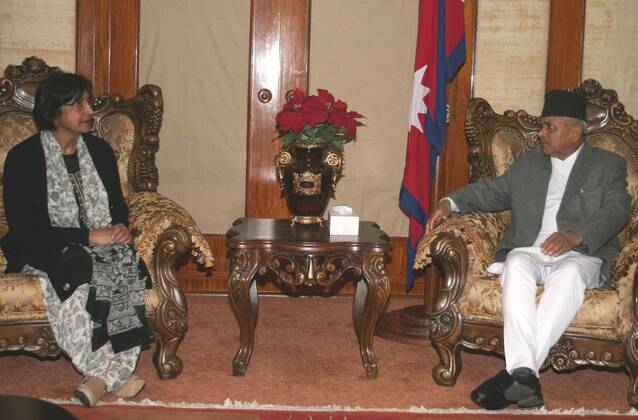 Premierminister Prachanda (re., Nepal) und Navanethem Pillay (Südafrika Menschenrechtskommissarin UNHCR) während eines Treffens in Katmandu 