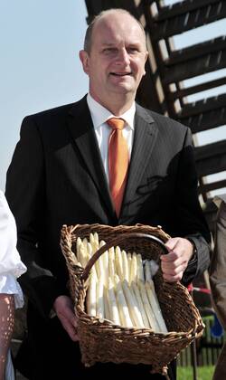 Dietmar Woidke (Deutschland SPD Landwirtschaftsminister Brandenburg) anlässlich der Eröffnung der Beelitzer Spargelsaison an der Beelitzer Bockwindmühle