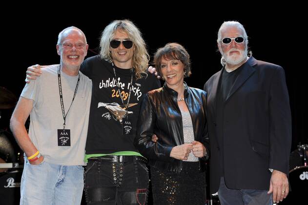 V.l.n.r. Musiker Bob Harris, Justin Hawkins, Esther Rantzen und Jon Lord beim - Childline Rocks - in London  - JONS28641