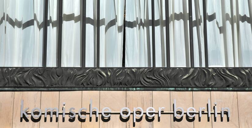 Schriftzug Komische Oper Berlin